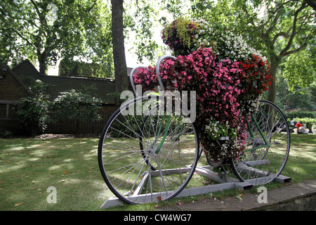 Fiori in mostra nella forma di una bicicletta presso il Victoria Embankment Gardens Foto Stock