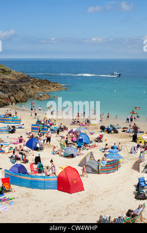 I turisti sulla St. Ives Porthgwidden spiaggia su una intensa giornata estiva in Cornwall Regno Unito. Foto Stock