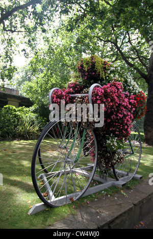 Fiori in mostra nella forma di una bicicletta presso il Victoria Embankment Gardens Foto Stock