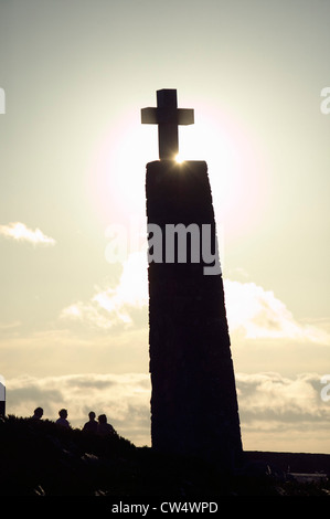 Croce con sun dietro di esso Cabo da Roca sull Oceano Atlantico a Sintra Portogallo il punto più occidentale sul continente Europa che poeta Foto Stock