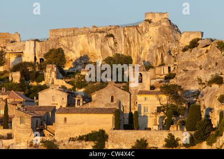 Tramonto sulla città medievale di Les Baux de Provence, Francia Foto Stock