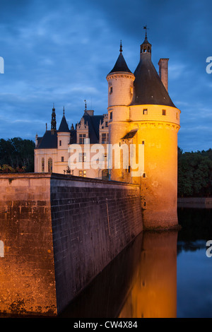 Twilight nel corso del XV secolo la torre di guardia a Chateau de Chenonceau nella Valle della Loira, Centro Francia Foto Stock