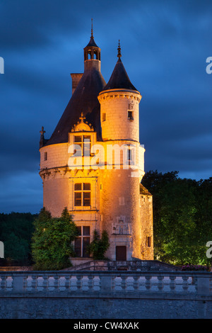 Twilight nel corso del XV secolo la torre di guardia a Chateau de Chenonceau nella Valle della Loira, Centro Francia Foto Stock