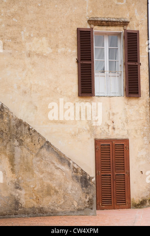 Vista esterna ai portali sull isola d'Elba in arcipelago toscano Italia Europa dove Napoleone Bonaparte fu esiliato nel 1814 Foto Stock
