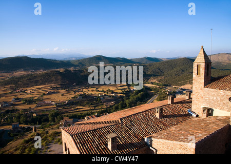 Viste della chiesa medioevale dal Parador de Cardona, un IX secolo il castello di pendio, nei pressi di Barcellona e della Catalogna, Cardona, Spagna Foto Stock