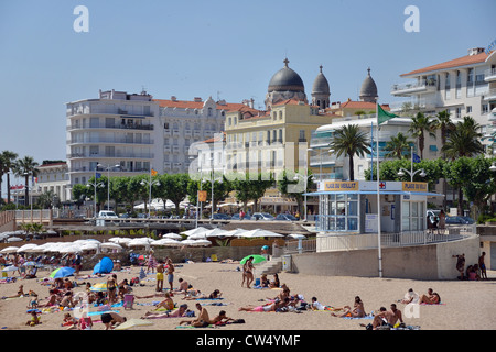 Vista della spiaggia e il lungomare di René Coty, Saint-Raphaël, Côte d'Azur, Var Reparto, Provence-Alpes-Côte d'Azur, in Francia Foto Stock