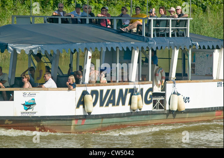 I turisti in crociera in barca sul fiume per gli ippopotami' a maggiore Santa Lucia Wetland Park World Heritage Site, Santa Lucia, Sud Africa Foto Stock