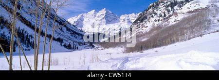 Picco di piramide e Maroon Bells in inverno, nei pressi di Aspen Colorado Foto Stock