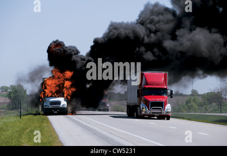 Rimorchi passando camion in fiamme sulla spalla della Interstate 80 vicino a Marengo, Iowa Foto Stock