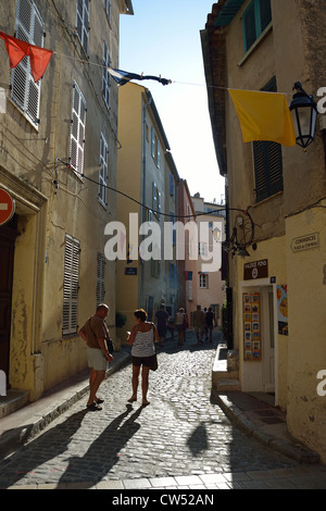 Strada di ciottoli nella Città Vecchia, Saint-Tropez, Côte d'Azur, Var Dipartimento , Provence-Alpes-Côte d'Azur, in Francia Foto Stock