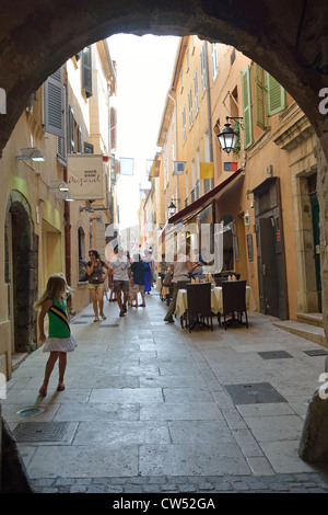 Strada stretta nella Città Vecchia, Saint-Tropez, Côte d'Azur, Var Dipartimento , Provence-Alpes-Côte d'Azur, in Francia Foto Stock