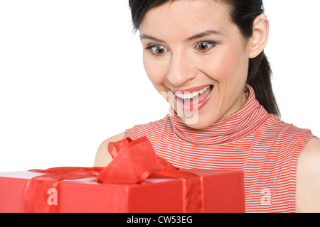 Close-up di una giovane donna che guarda un regalo Foto Stock