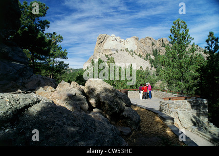 I turisti la visualizzazione di un monumento da un punto di osservazione, Mt Rushmore monumento nazionale, il Dakota del Sud, STATI UNITI D'AMERICA Foto Stock