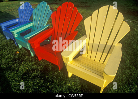 Il gruppo di quattro multi colorate sedie Adirondack sul prato Nova Scotia Foto Stock