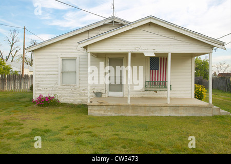 Swing vecchio portico sulla visualizzazione di una bandiera americana e tema patriottico vicino a Barstow CA fuori rotta 58 Foto Stock