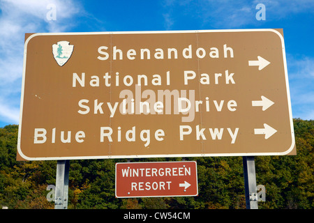 Parco Nazionale di Shenandoah segno che puntano a Skyline Drive Virginia Foto Stock