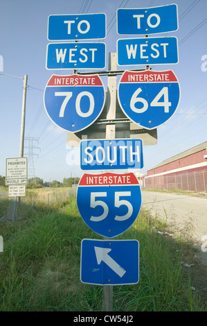 Interstate Highway cartelli indicano l'intersezione della Interstate 70, 64 e 55 in East St. Louis vicino a St. Louis, Missouri Foto Stock