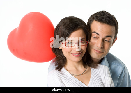 Close-up di una giovane coppia con un cuore palloncino di forma Foto Stock