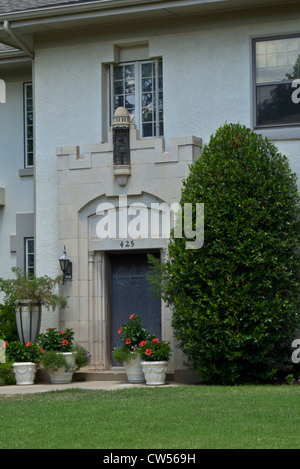 Chiudere lo sportello anteriore del beige casa in stucco con dettagli unici, Colline Heiritage quartiere storico, OKC, OK Foto Stock