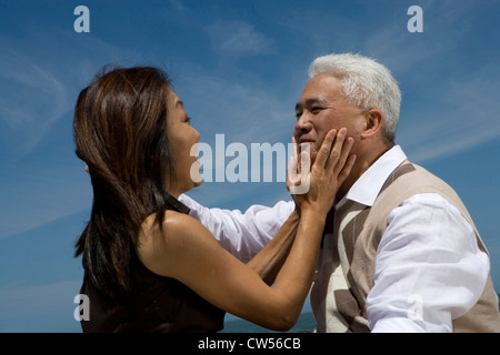 Coppia matura guardando ogni altro e sorridente Foto Stock