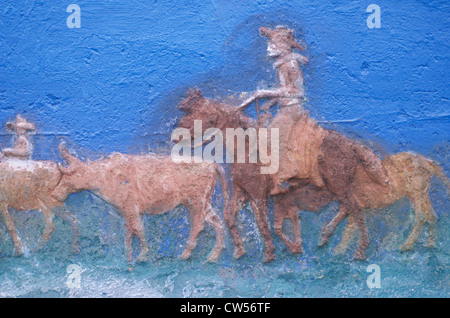 Dettaglio della pittura di cowboy a cavallo radunare il bestiame sulle unità di bestiame Foto Stock