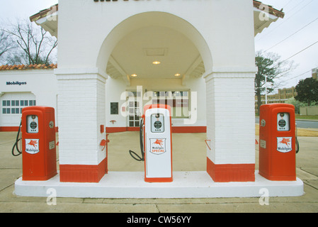 Storico olio Mobil Gas Station a Little Rock Arkansas Central High School, scena dei diritti civili proteste in 1950 Foto Stock