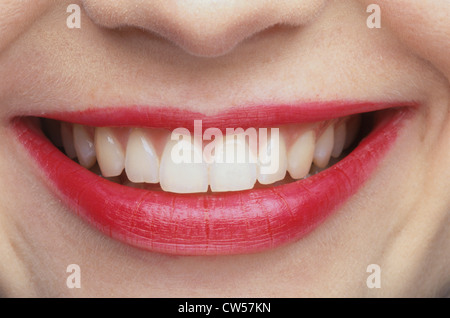 Close-up di una giovane donna sorridente Foto Stock