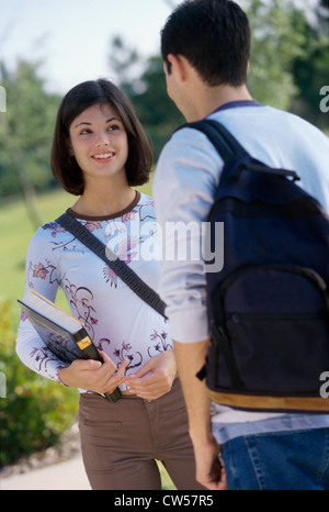 Coppia giovane a parlare con ciascun altro Foto Stock