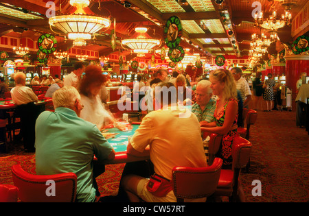 Il concessionario e i giocatori di black jack Tavola in Nevada casino Foto Stock