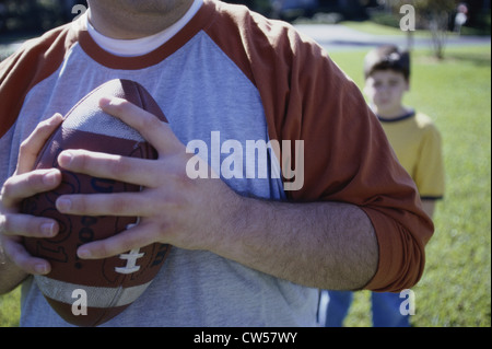 Padre e figlio giocare a calcio Foto Stock