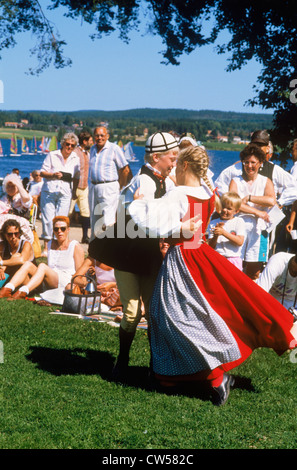 Coppia giovane in costume colorato a Halsinge-Hambo Folk Dance Festival in provincia di Halsingland o Hälsingland in Svezia Foto Stock