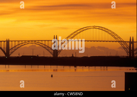 Il Yaquina Bay Bridge al tramonto a Newport, Oregon Foto Stock