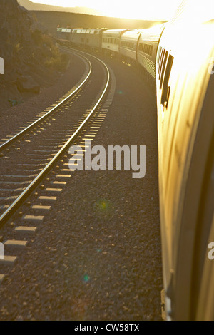 Treni passeggeri che viaggiano nell'Arizona sunset Foto Stock