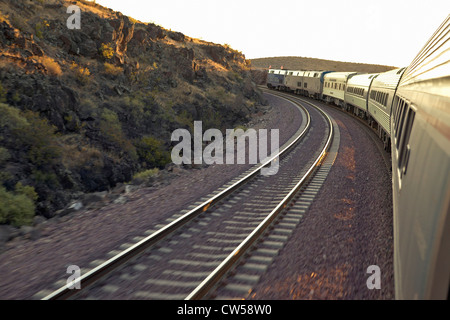 Treni passeggeri che viaggiano nell'Arizona sunset Foto Stock