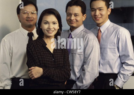 Ritratto di tre uomini d affari e imprenditrice in un ufficio Foto Stock
