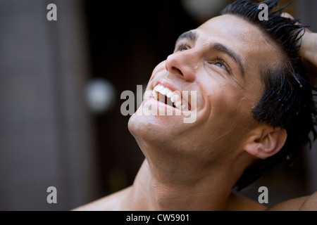 Close-up di un giovane uomo sorridente Foto Stock