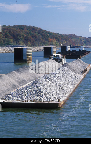 Barge in Kentucky diga canal lock sul fiume Tennessee, TN Foto Stock