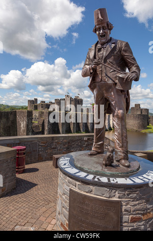 Caerphilly, South Wales, Regno Unito, GB, la Gran Bretagna, l'Europa. Statua in bronzo del famoso comico Tommy Cooper. Foto Stock