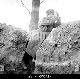 Giornalista parigino presso la parte anteriore nella parte anteriore di trincee di linea, osservatore nelle trincee Foto Stock