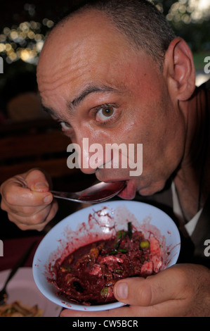 Mangiare materie pelle di suino e fegato di maiale fresco sangue, strano gusto,cibo strano, Chiang Rai, Thailandia del Nord Foto Stock