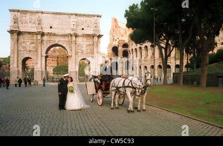 Roma, la sposa e lo sposo di fronte al Colosseo Foto Stock