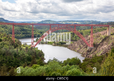 Le viaduc de Garabit, Auvergne, in Francia, in Europa. Progettato da Gustave Eiffel, che attraversano il fiume Truyere. Foto Stock