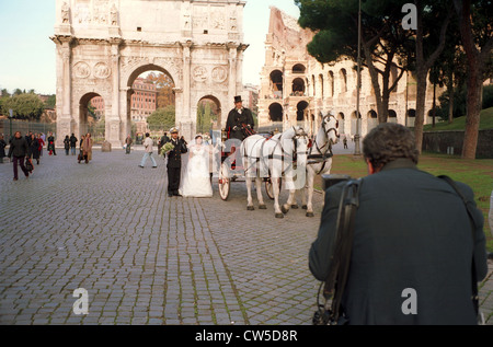 Roma, la sposa e lo sposo di fronte al Colosseo Foto Stock