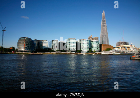 Vista sul Fiume Tamigi a Shard, più lo sviluppo di Londra e la City Hall di Londra, Regno Unito Foto Stock