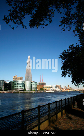 Visualizzare il Tamigi per la Shard, più lo sviluppo di Londra e London Bridge, London, Regno Unito Foto Stock