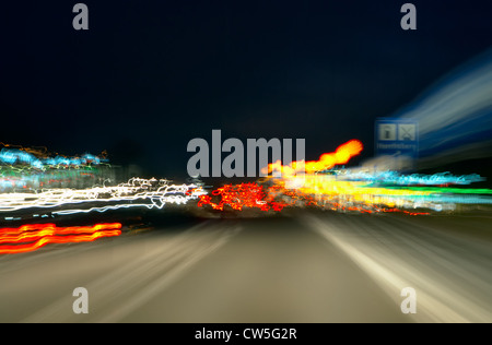 Impressioni di luce delle luci auto di notte in autostrada Foto Stock