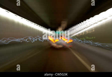 Impressioni di luce delle luci auto in un tunnel autostradale Foto Stock