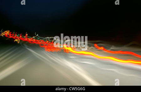 Impressioni di luce delle luci auto di notte in autostrada Foto Stock