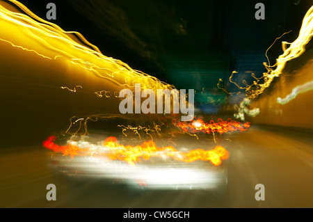 Impressioni di luce sulla superstrada di notte a Basilea Foto Stock