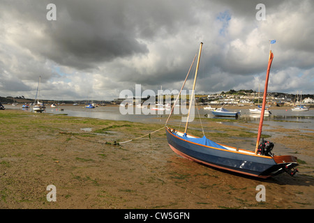 Instow sands cercando attraverso il fiume Torridge acqua a Appledore. North Devon. In Inghilterra. Sandy Bay e di estuario con nuvole di tempesta Foto Stock